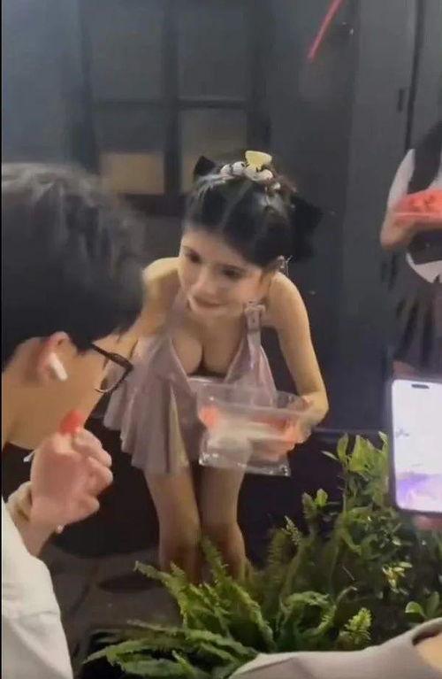 今日吃瓜黑料 红大爷男扮女装视频无删减,吃瓜群众热议无删减片段